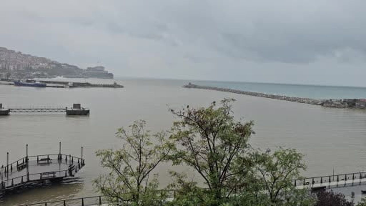 Zonguldak'ta sağanak yağış limanın rengini değiştirdi