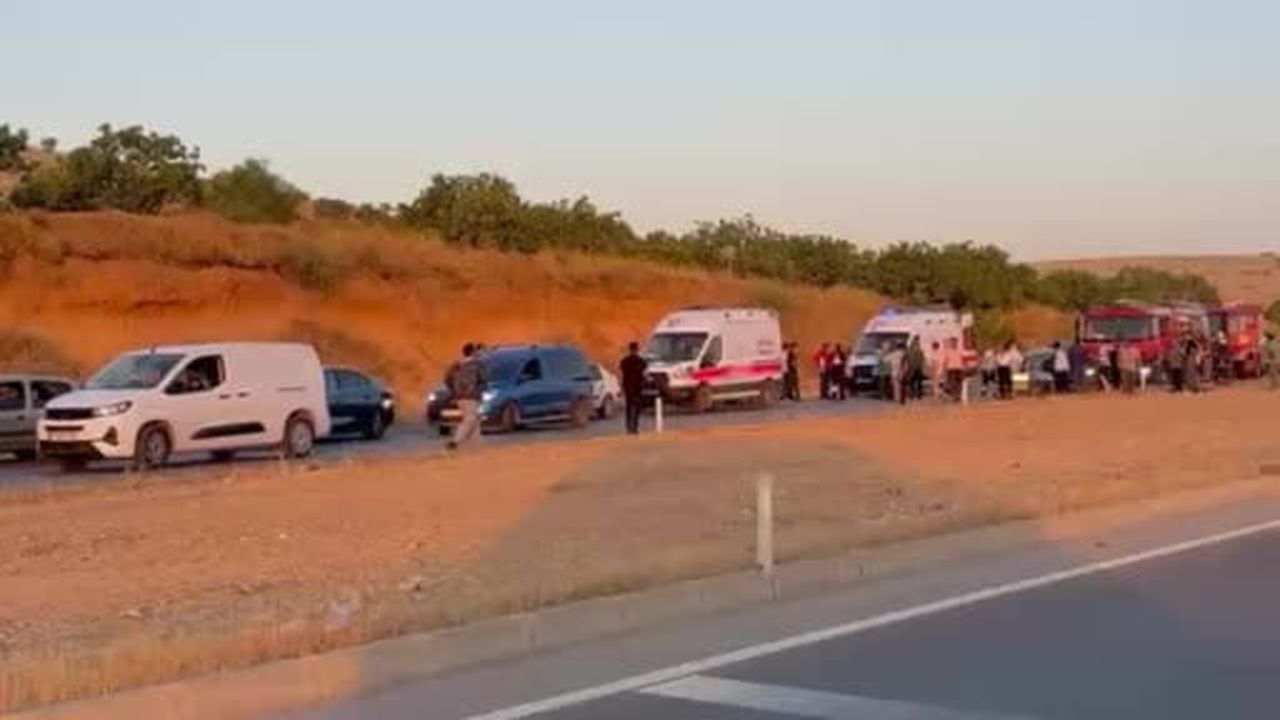 Gaziantep'te iki otomobil çarpıştı: 3 ölü, 3 yaralı