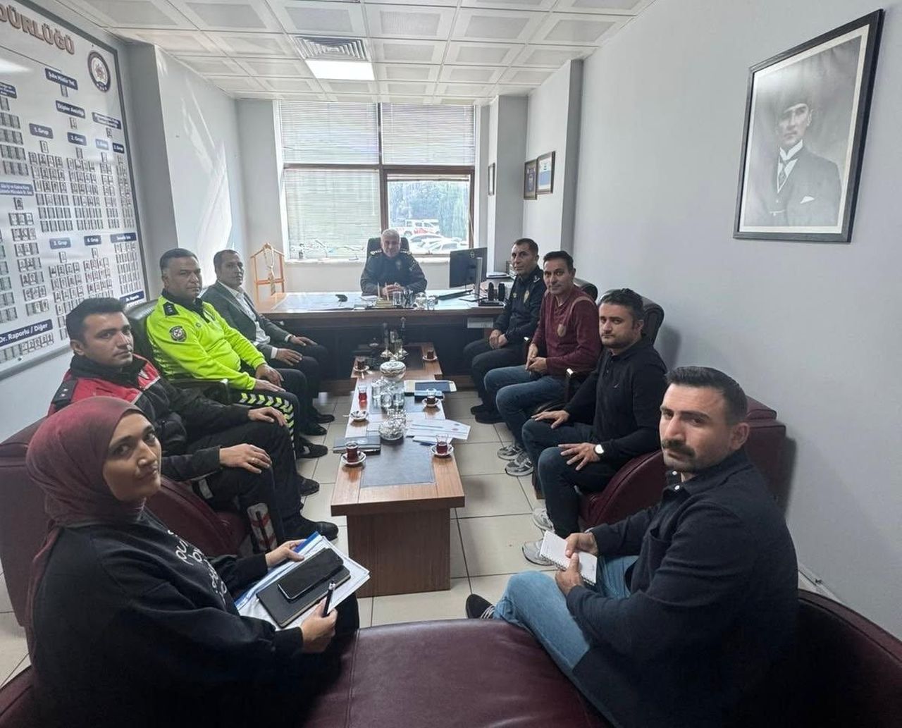 DÜZCE İL EMNİYET MÜDÜRÜ İBRAHİM ERGÜDER, ASAYİŞ ŞUBE MÜDÜRLÜĞÜNÜ ZİYARET EDEREK GÖREVLİ PERSONELLE...