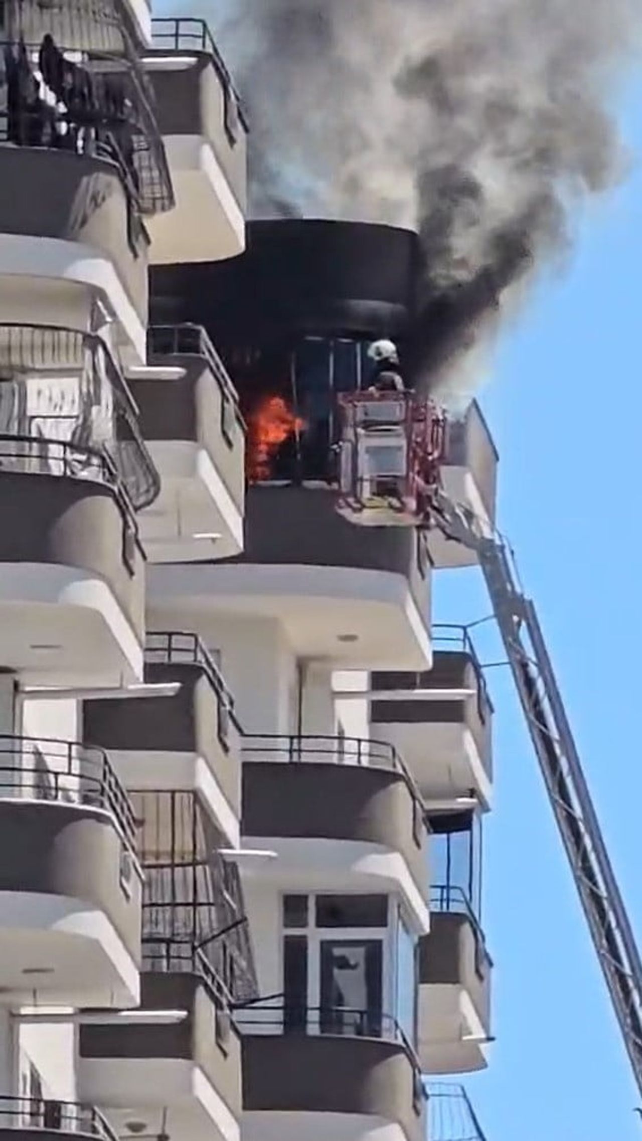 ADANA'DA 12 KATLI BİR SİTENİN EN ÜST KATINDA ÇIKAN YANGIN, İTFAİYE EKİPLERİNİN MÜDAHALESİYLE...