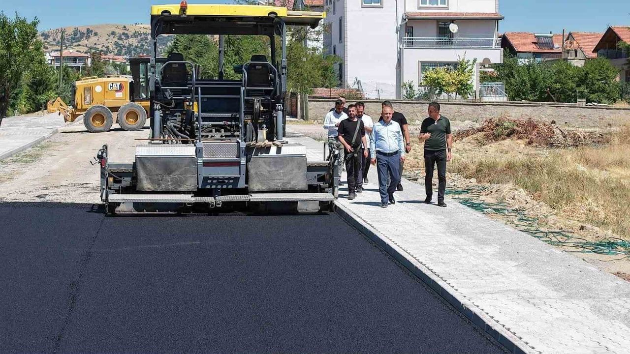 KIRIKKALE BELEDİYESİ, OSMANGAZİ MAHALLESİ’NDE BİN 400 METRE UZUNLUĞUNDAKİ YOLU 3 BİN 700 TON SICAK...