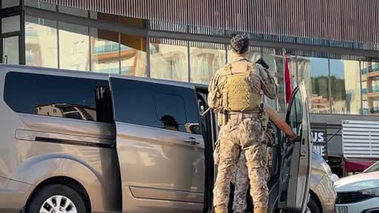 Kaçmaya çalışan şüpheli merdivenlerden düşerek yakalandı