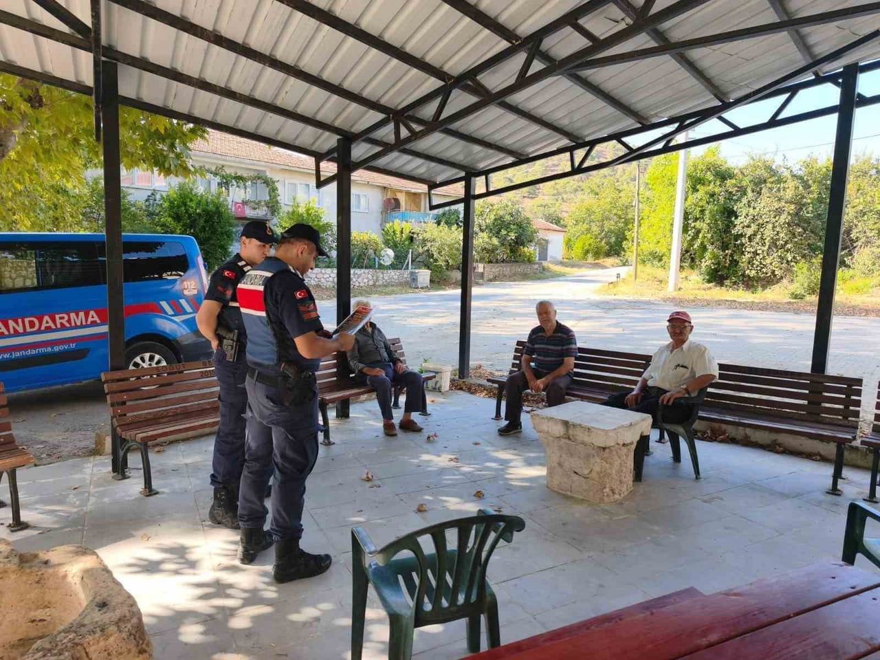 JANDARMA DOLANDIRICILIK OLAYLARINA KARŞI VATANDAŞLARI BİLGİLENDİRDİ