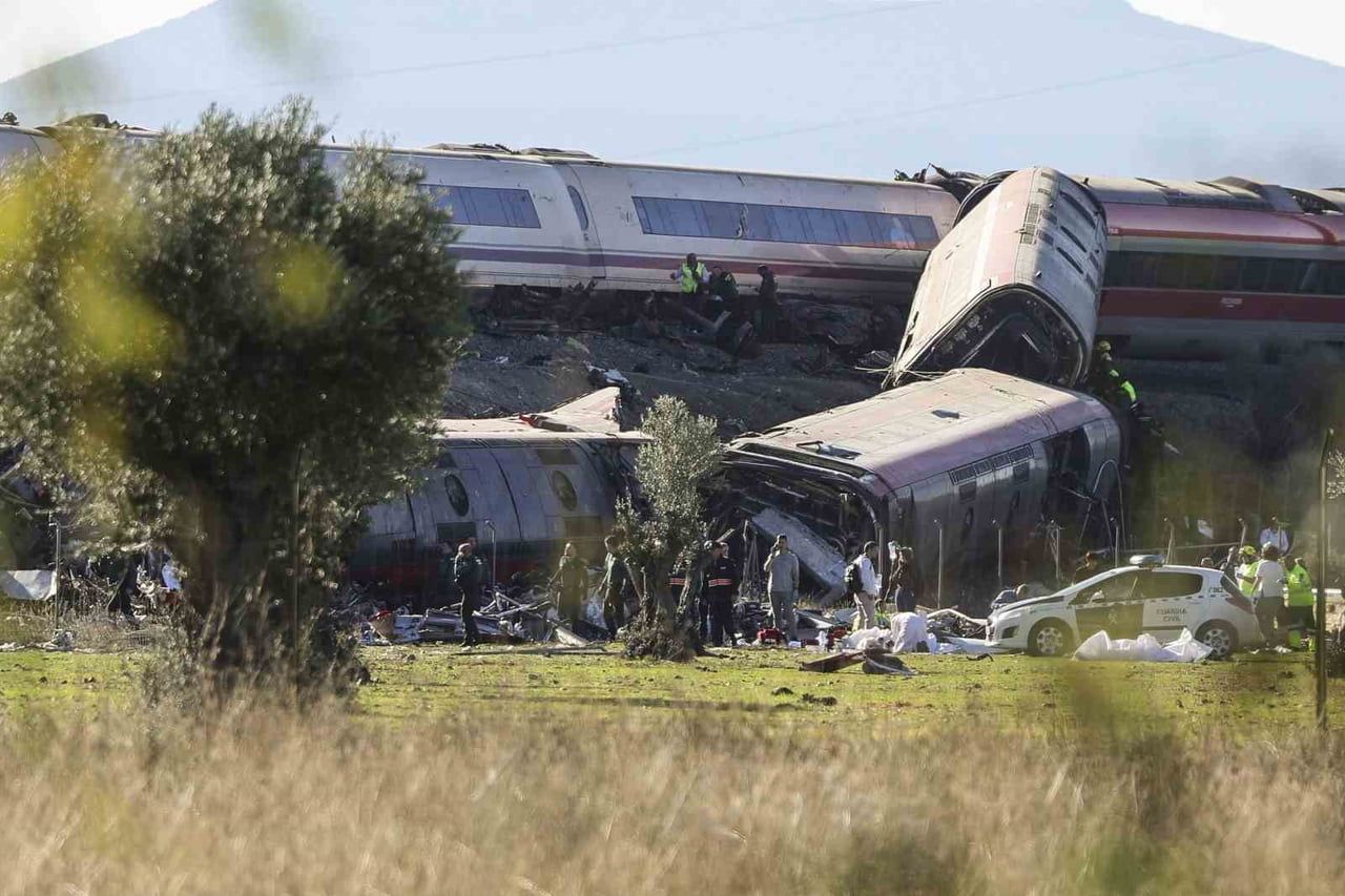 İSPANYA'DA MADRİD-ENDÜLÜS SEFERİNİ YAPAN İKİ YÜKSEK HIZLI TRENİN ÇARPIŞMASI SONUCU HAYATINI...