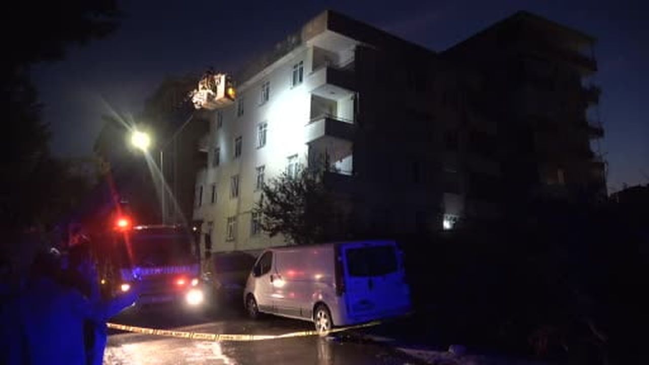 Maltepe'de 6 katlı binada çökme meydana geldi: Binada mahsur kalanları tahliye çalışmaları devam...