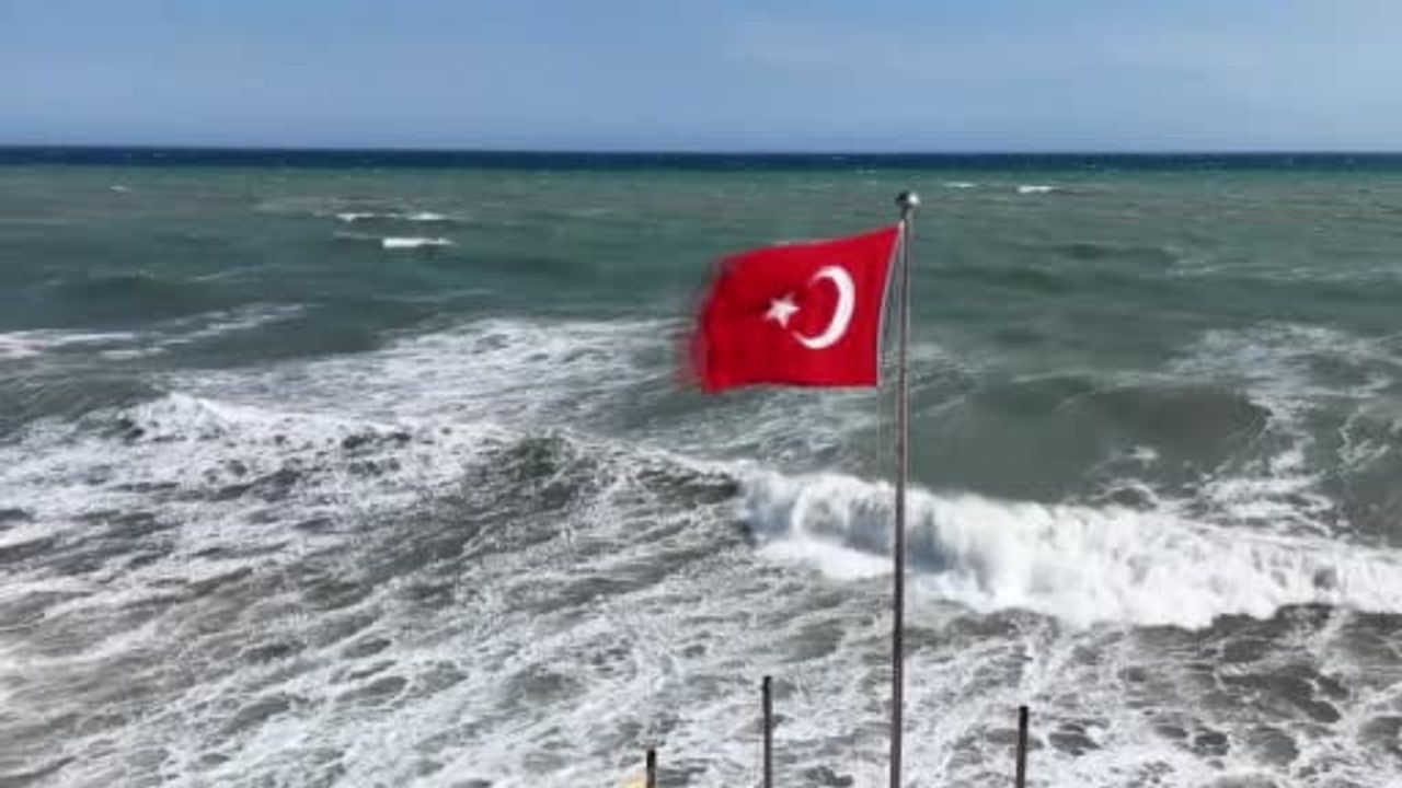 Doğu Akdeniz'de kuvvetli rüzgar: Dalgalar kıyıları dövmeye başladı