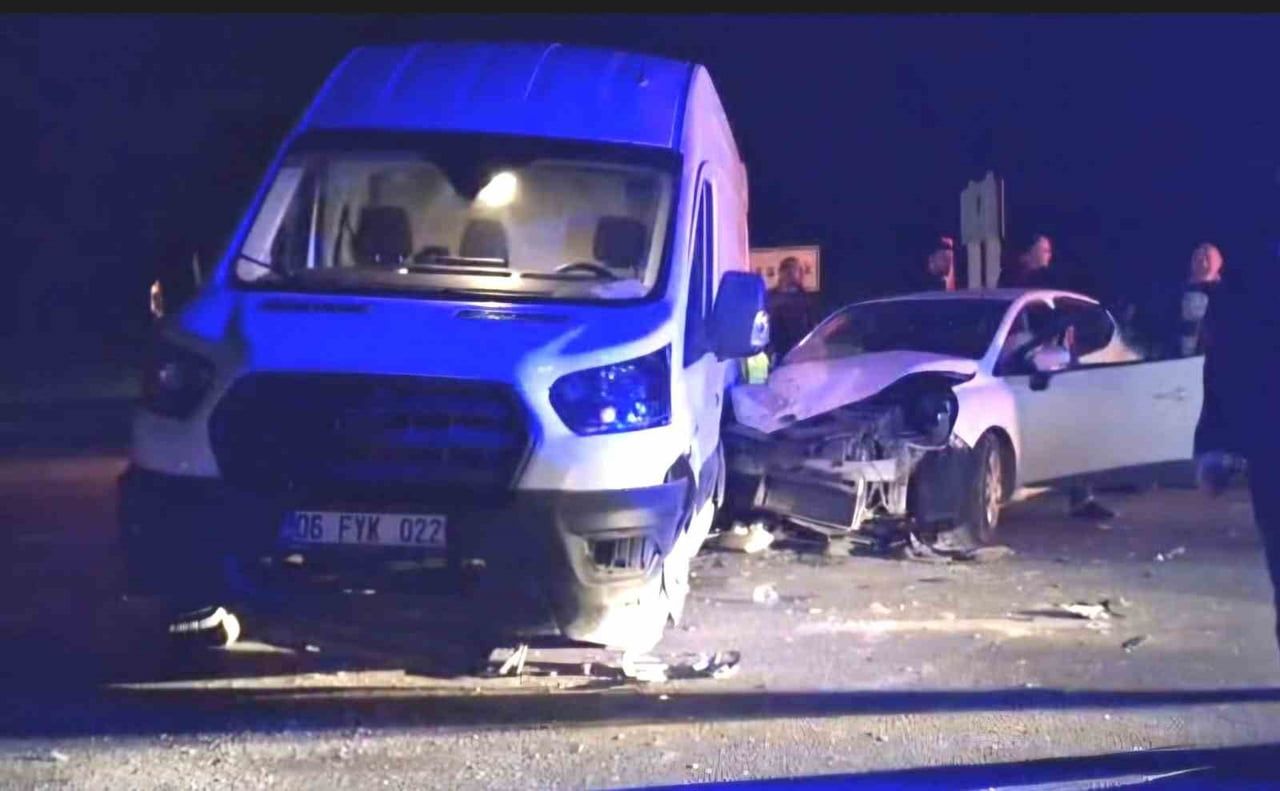KÜTAHYA'NIN HİSARCIK İLÇESİNDE OTOMOBİL İLE MİNİBÜSÜN ÇARPIŞMASI SONUCU MEYDANA GELEN TRAFİK...
