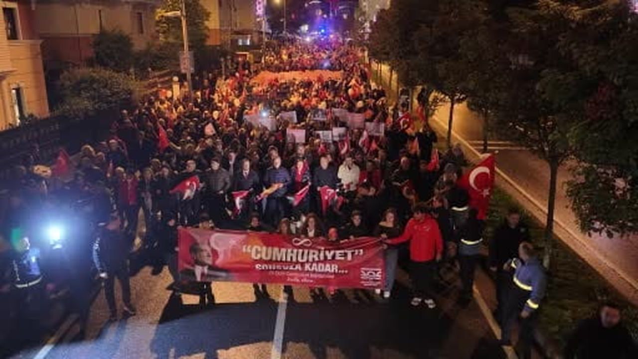 Büyükçekmece’de Cumhuriyet coşkusu fener alayıyla yaşandı