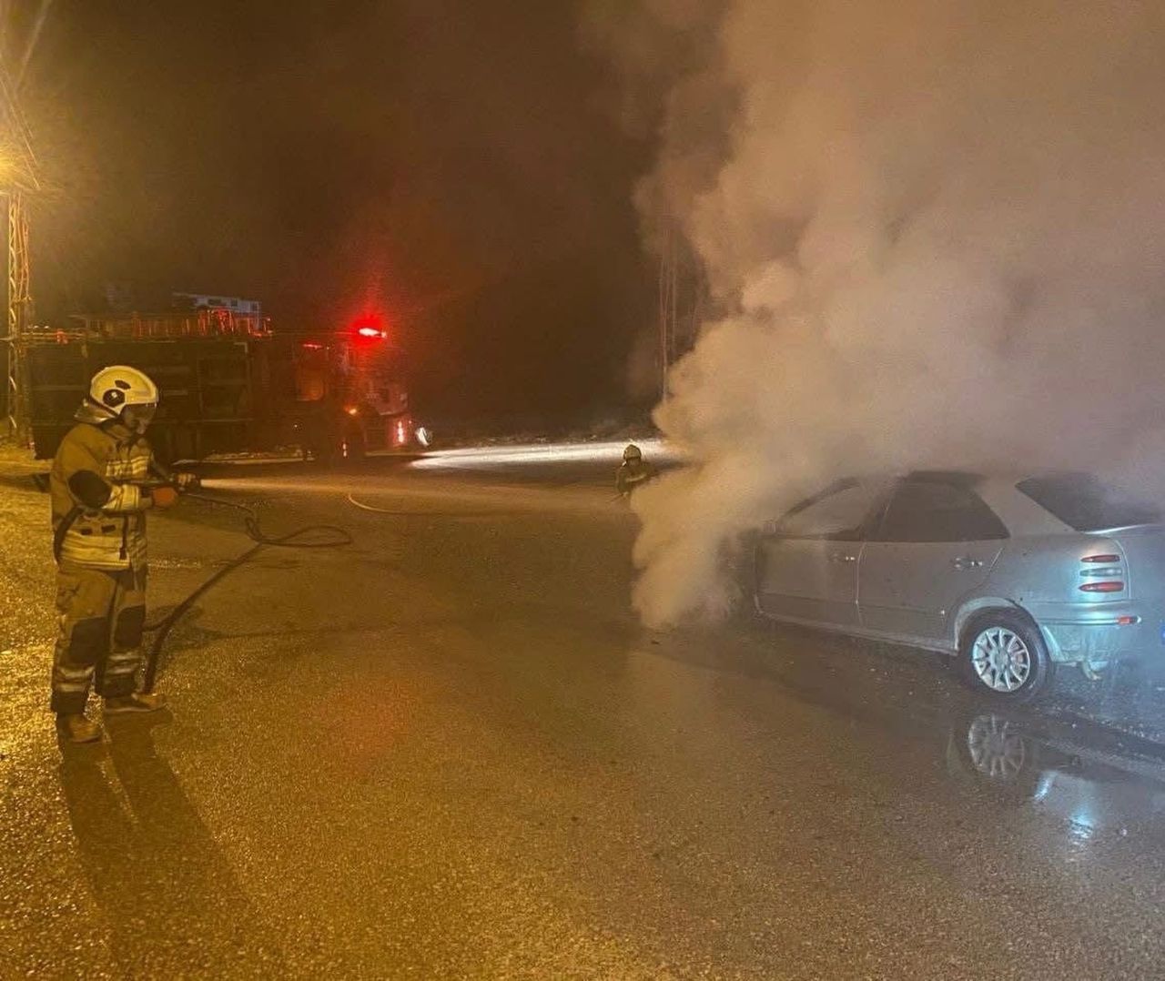 PAYAS ÇAĞLALIK MAHALLESİ’NDE YANAN ARACA EKİPLERİN MÜDAHALESİ.