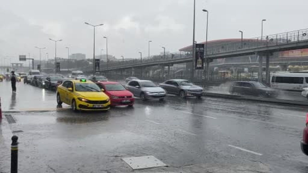 İstanbul’da yağış etkisini artırarak devam ediyor: Yağmura hazırlıksız yakalananlar alt geçide...
