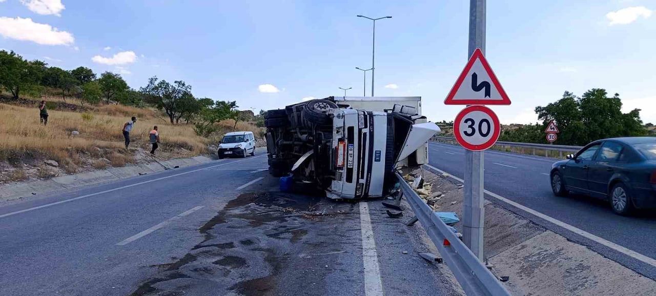 KAYSERİ'NİN TALAS İLÇESİNDE TIRIN DEVRİLMESİ SONUCU MEYDANA GELEN KAZADA SÜRÜCÜ YARALANDI.