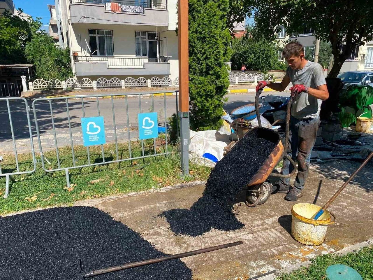 ALTIEYLÜL'DE PARKLARA GÜVENLİ VE MODERN DOKUNUŞ