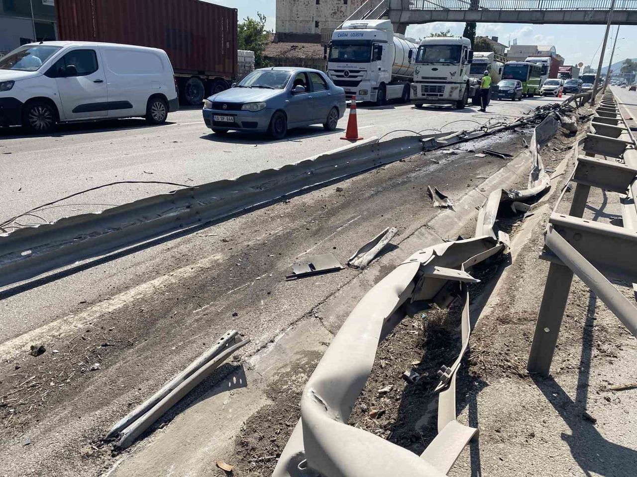KOCAELİ’NİN KÖRFEZ İLÇESİNDE KONTROLDEN ÇIKARAK BARİYERLERİ VE ELEKTRİK DİREĞİNİ KIRAN TIR, KARŞI...
