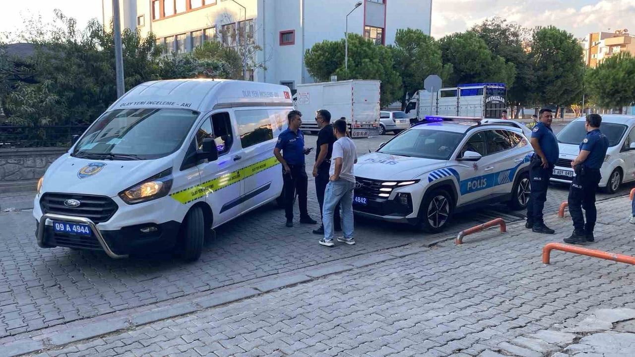 AYDIN'IN EFELER İLÇESİNDE POLİS EKİPLERİ TARAFINDAN, BİR OKULUN ÖNÜNDE PARK HALİNDEKİ BİR ARACIN...