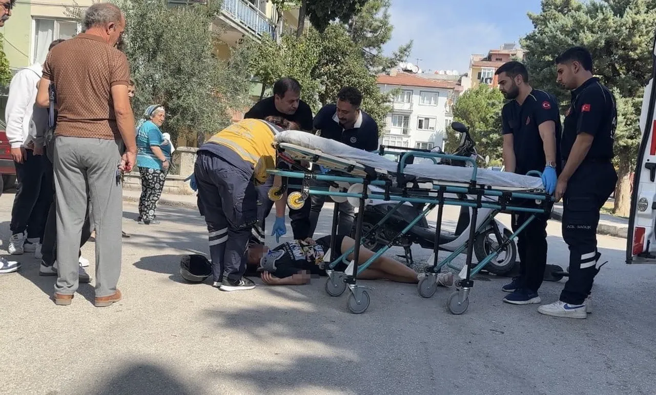 BURDUR'DA MEYDANA GELEN KAZADA SCOOTER İLE ÇARPIŞAN MOTOSİKLET SÜRÜCÜSÜ YARALANDI.