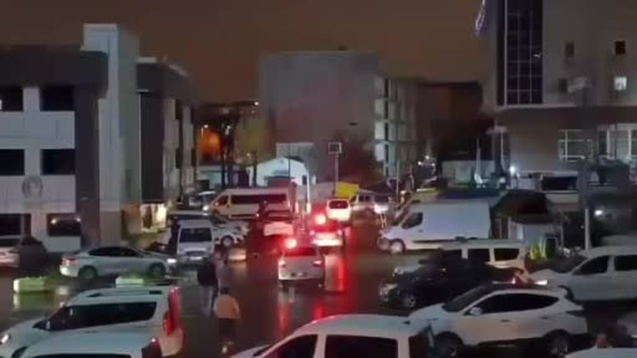 FETÖ'nün "emniyet mahrem imam" yapılanması operasyonunda gözaltına alınan 20 şüpheli adliyeye sevk...