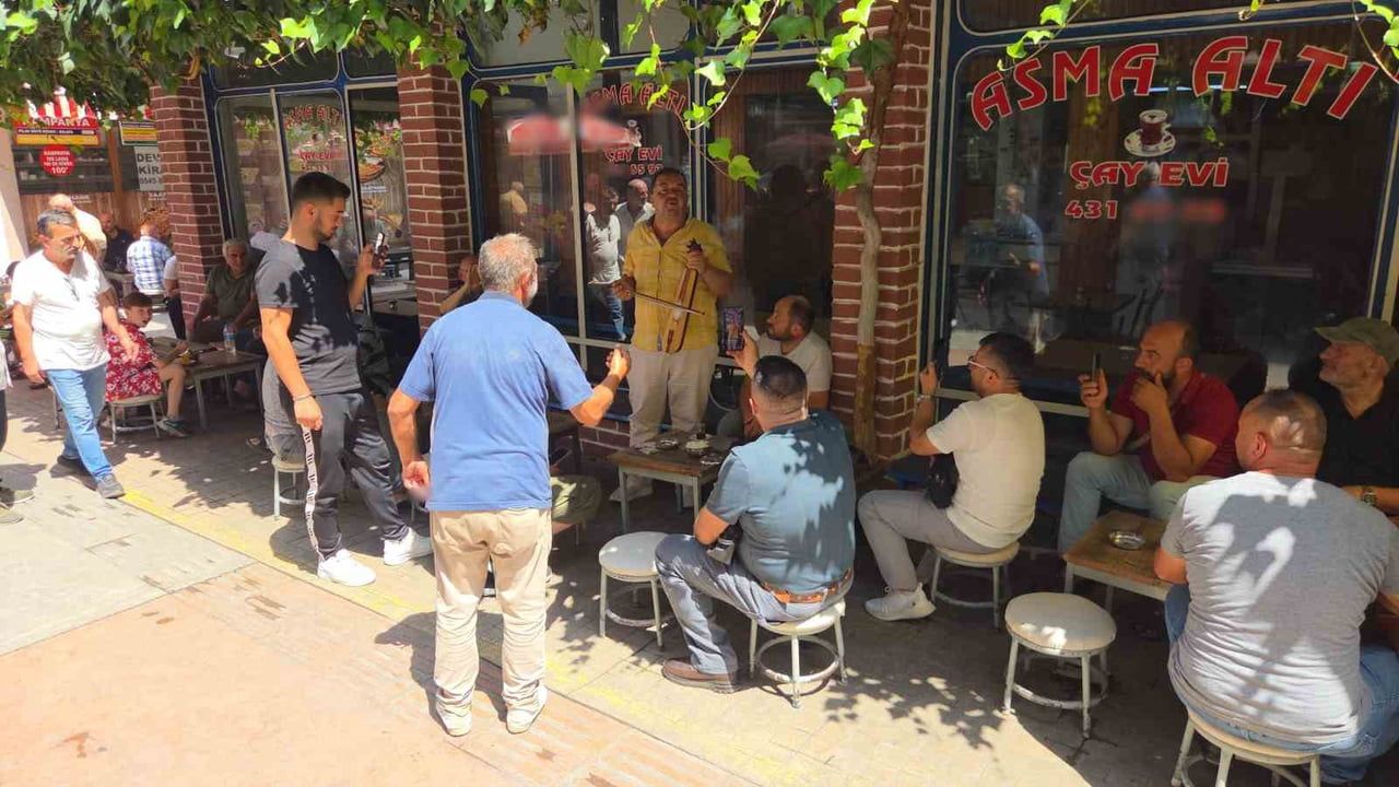 SAMSUN’DA ÇAY OCAĞINDA KEMENÇE ÇALAN ÇALGICI, MÜŞTERİLERİN VE ÇEVREDEN GEÇENLERİN İLGİ ODAĞI OLDU....