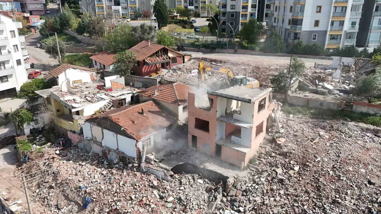 17 AĞUSTOS 1999 MARMARA DEPREMİ'NİN MERKEZ ÜSSÜ KOCAELİ'DE, BÜYÜKŞEHİR BELEDİYESİNCE YÜRÜTÜLEN...