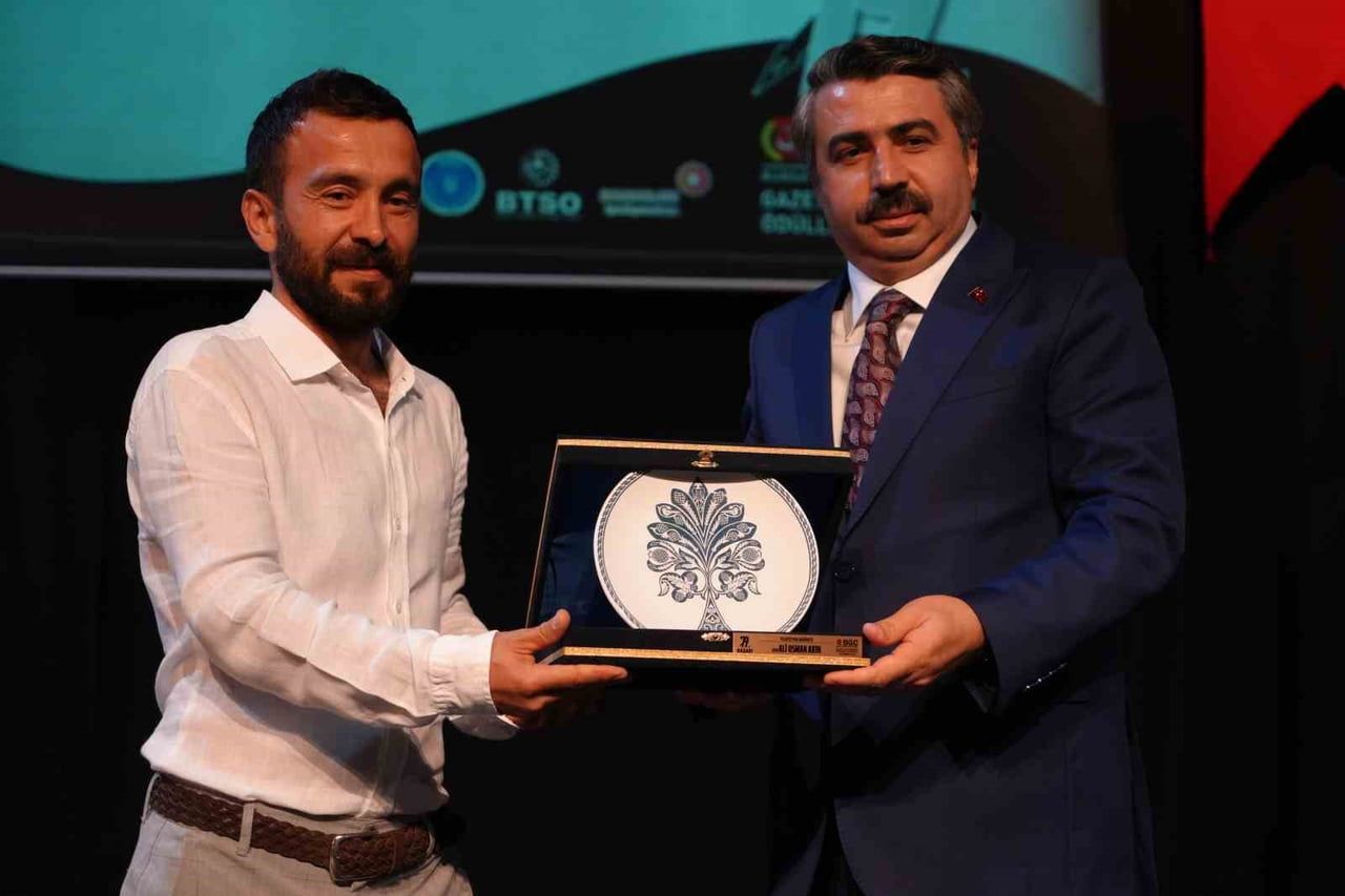 AKIN ALİ OSMAN AKIN (SOLDA), ÖDÜLÜNÜ YILDIRIM BELEDİYE BAŞKANI OKTAY YILMAZ'IN (SAĞDA) ELİNDEN ...