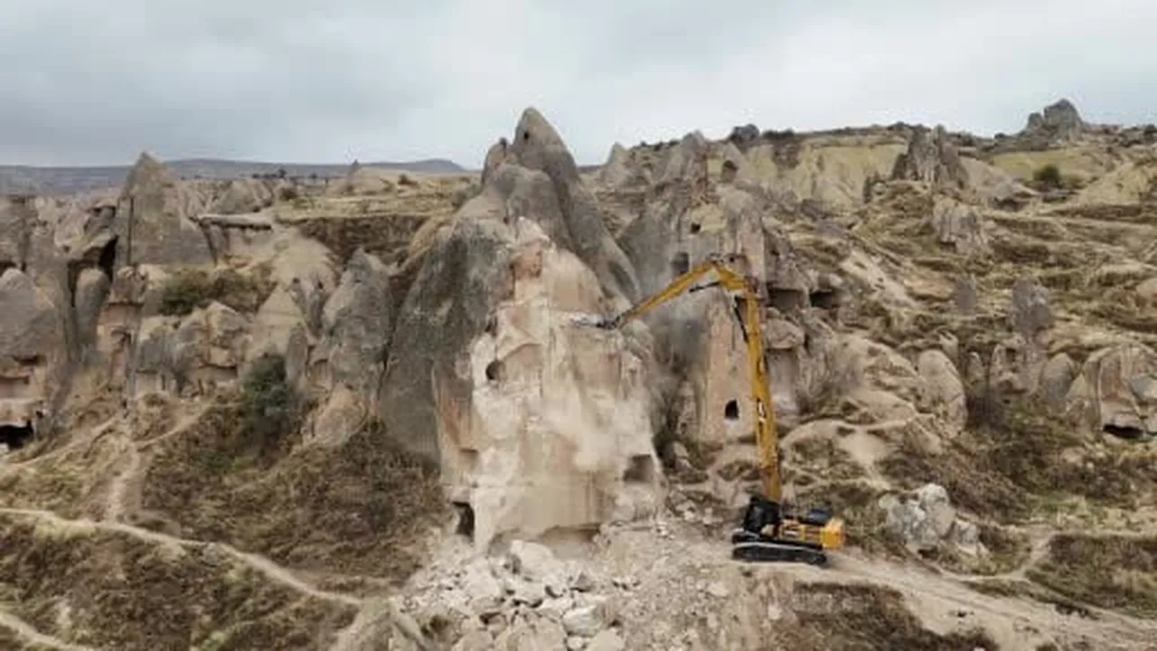 Göreme’de bir kısmı yıkılan peribacasının çevresinde temizlik çalışmaları başladı