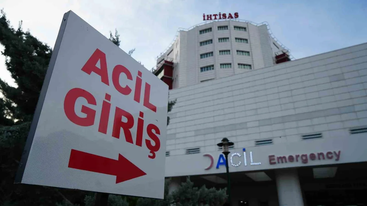 KIRIKKALE'DE TOPTANCI HALİNDE ALACAK VERECEK MESELESİ NEDENİYLE ÇIKAN BIÇAKLI KAVGADA 5 KİŞİ...