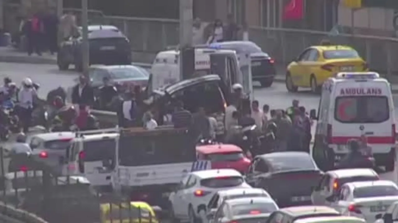 Küçükçekmece’de hafif ticari araç bariyere çarptı