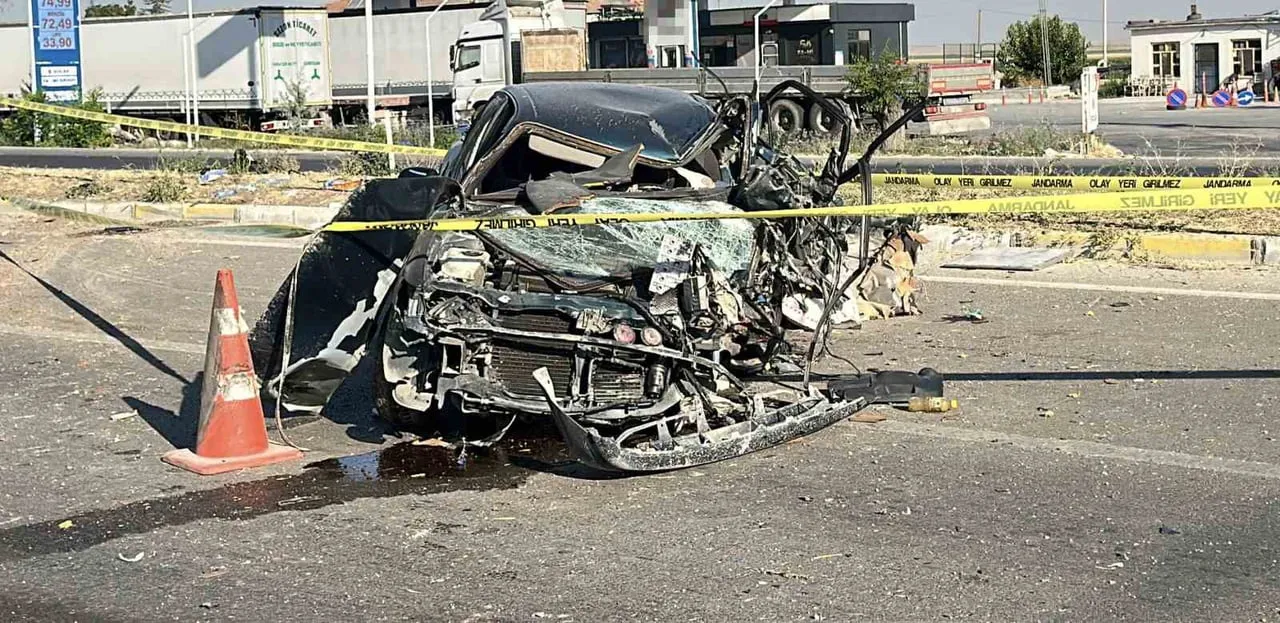 EŞMEKAYA BELDESİNDE OTOMOBİLİN REFÜJDEKİ AYDINLATMA DİREĞİNE ÇARPMASI SONUCU 2 KİŞİ HAYATINI...