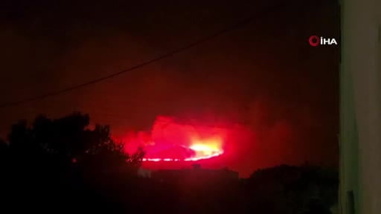 Yunanistan'ın popüler tatil adalarından biri olan Paros'ta çıkan orman yangını nedeniyle köyler...