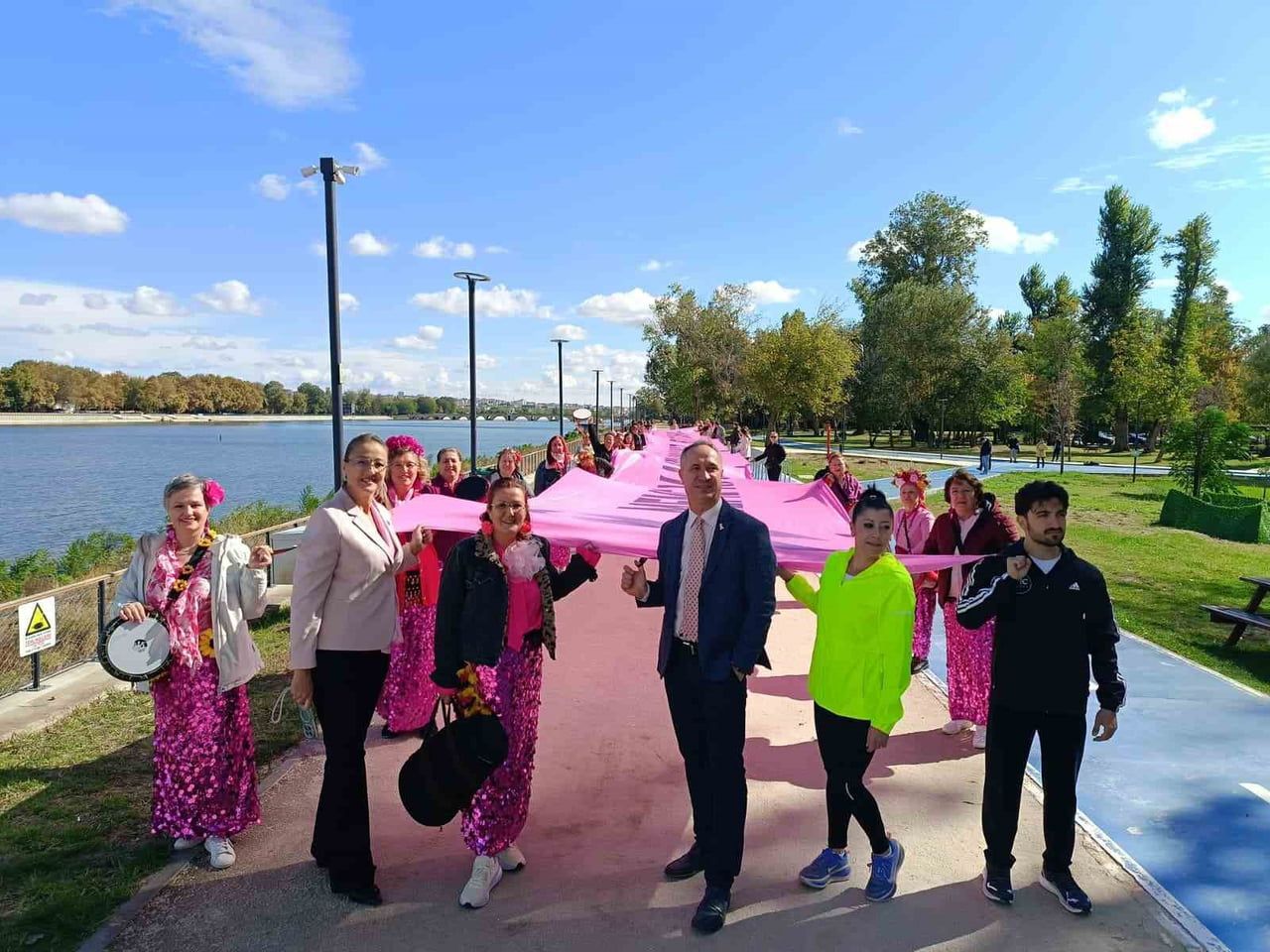 EDİRNE’DE MEME KANSERİ FARKINDALIK AYI ETKİNLİKLERİ ÇERÇEVESİNDE MERİÇ NEHRİ KENARINDAKİ MİLLET...