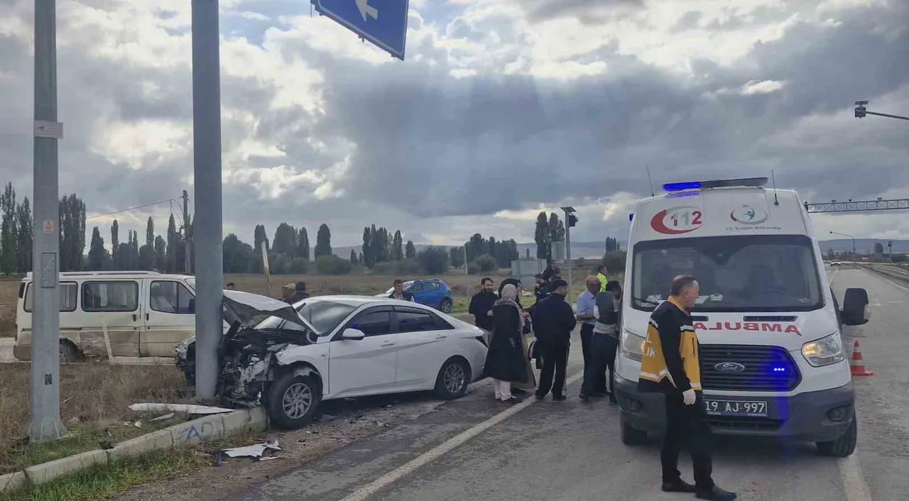 ÇORUM'UN ALACA İLÇESİNDE MİNİBÜS İLE OTOMOBİLİN ÇARPIŞMASI NETİCESİNDE MEYDANA GELEN TRAFİK...
