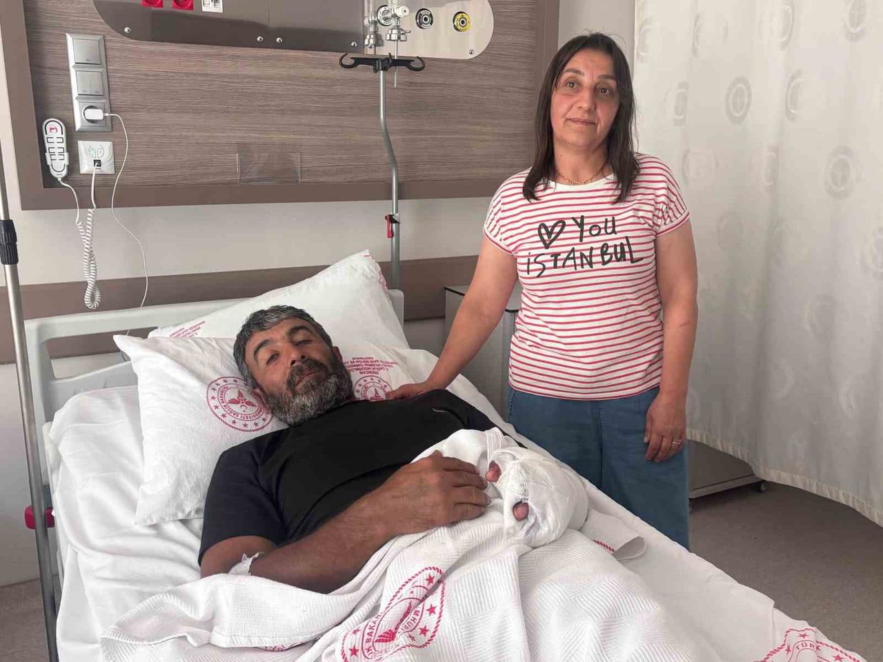 ERZİNCAN'IN TERCAN İLÇESİNE BAĞLI BAĞPINAR KÖYÜNDE AYÇİÇEĞİ TARLASINI SULADIĞI SIRADA AYI...
