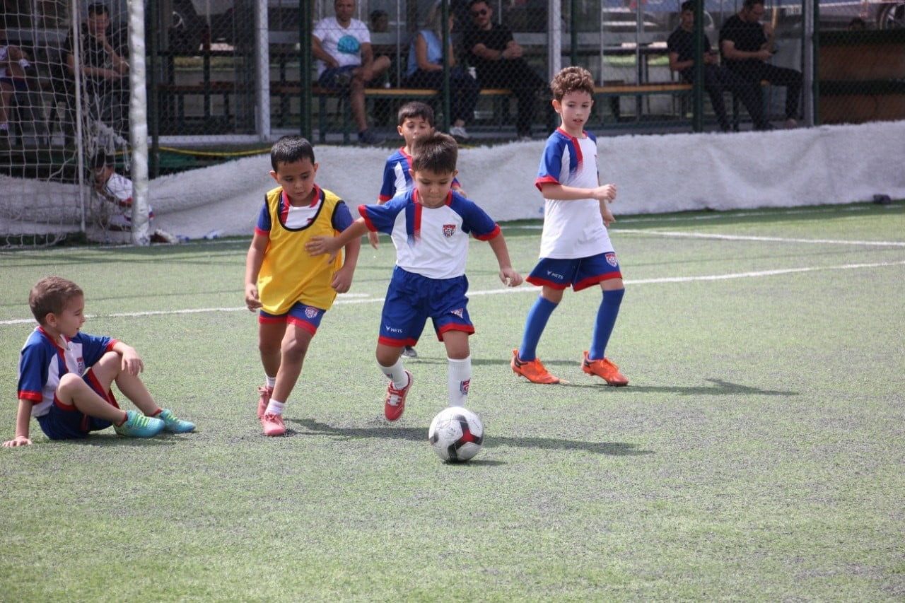 DENİZLİ'DE 20 YILDIR ÜST LİGLERDE MÜCADELE EDEN TAKIMLARA KAZANDIRDIĞI FUTBOLCULARLA DİKKAT ÇEKEN...