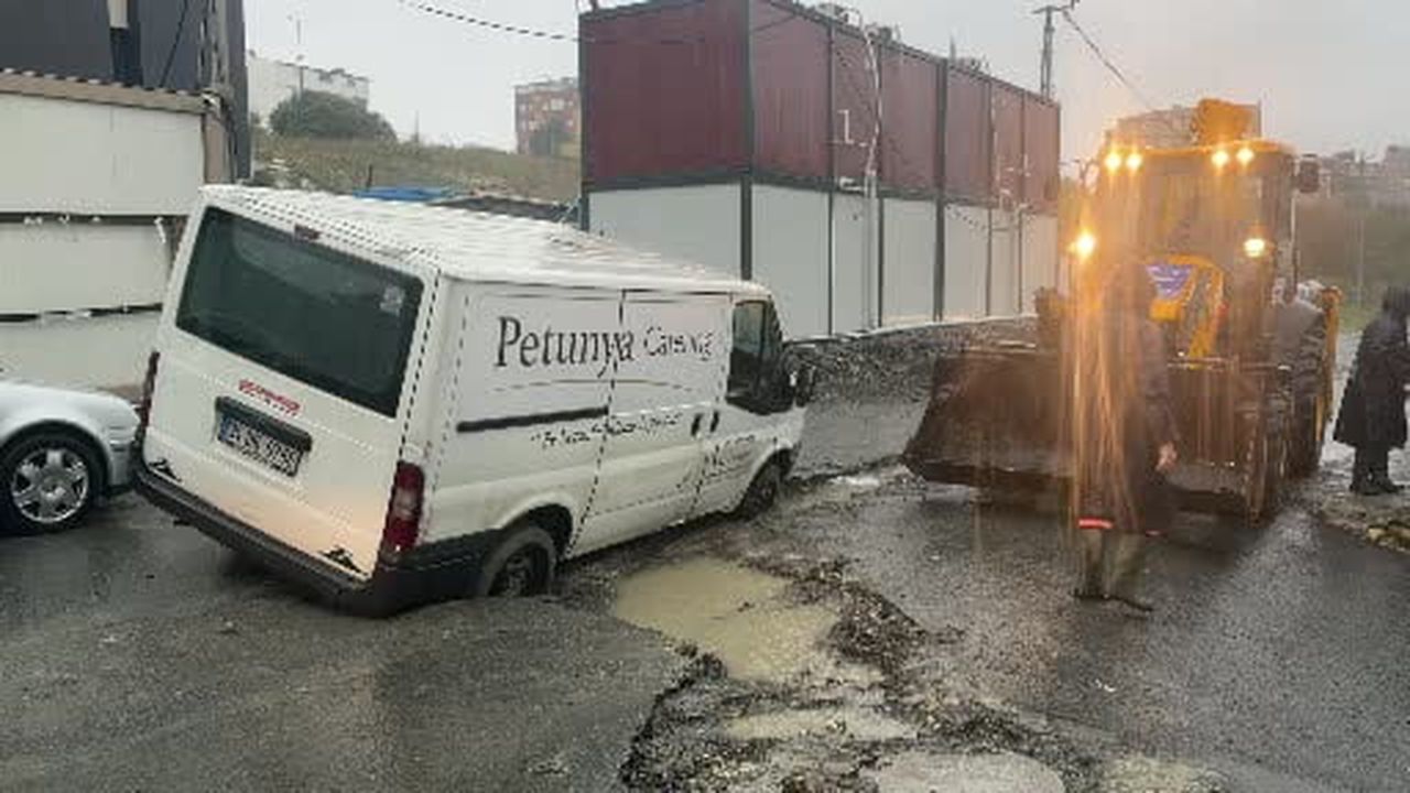 Arnavutköy’de yağış sonrası yol çöktü, hafif ticari araç çukura saplandı