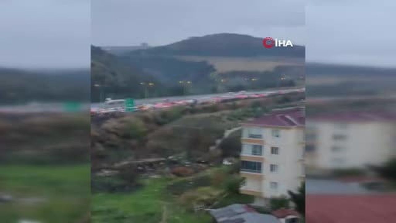 Ankara'da seyir halindeki servis aracı devrildi: 3 yaralı