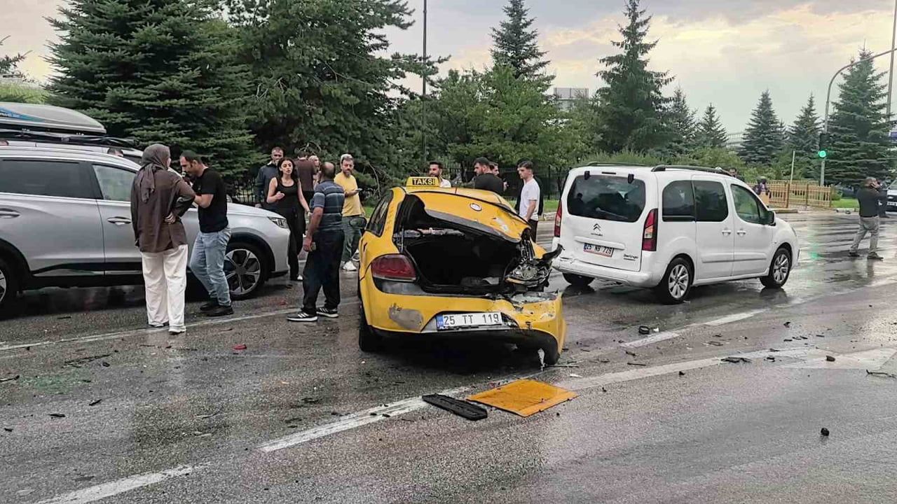 ERZURUM'DA POLİS SORUMLULUK BÖLGESİNDE TEMMUZ AYINDA 213 ÖLÜMLÜ VE YARALANMALI TRAFİK KAZASI...