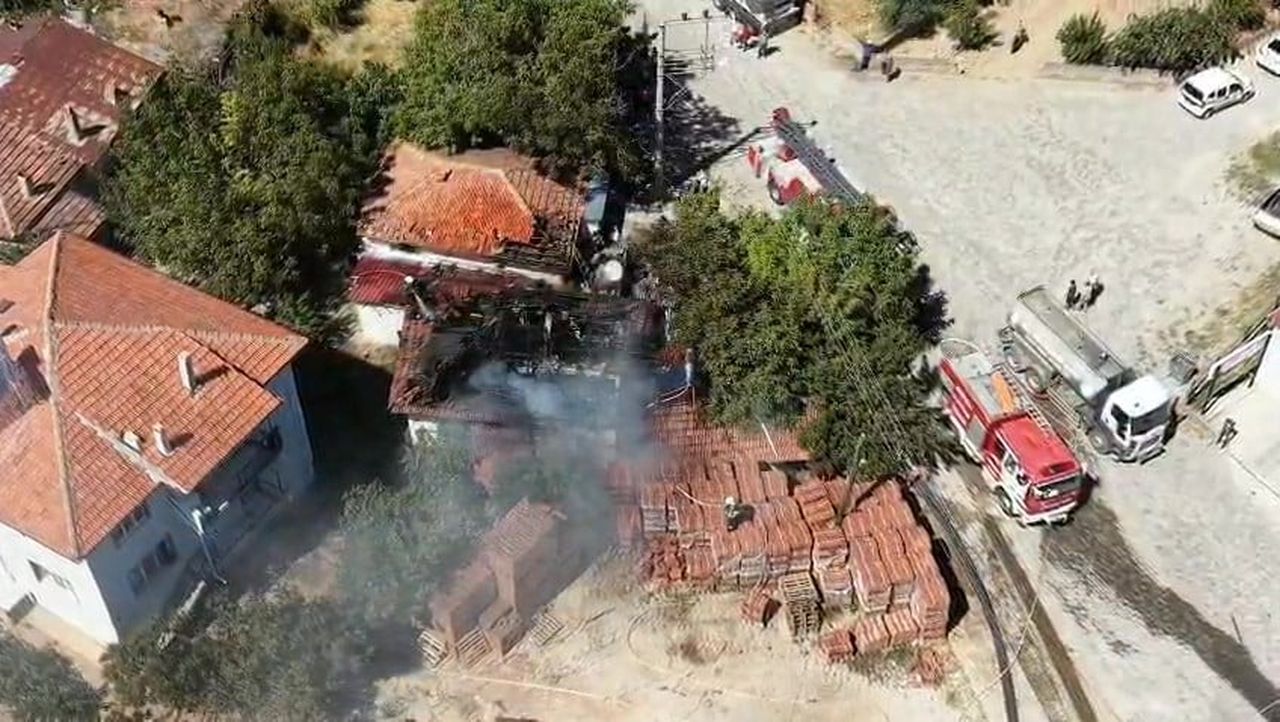 DENİZLİ’NİN ÇAL İLÇESİNDE BAHÇESİNDEKİ OTLARI TEMİZLEMEK İÇİN YAKTIĞI ATEŞİN SÖNDÜĞÜNÜ SANIP...