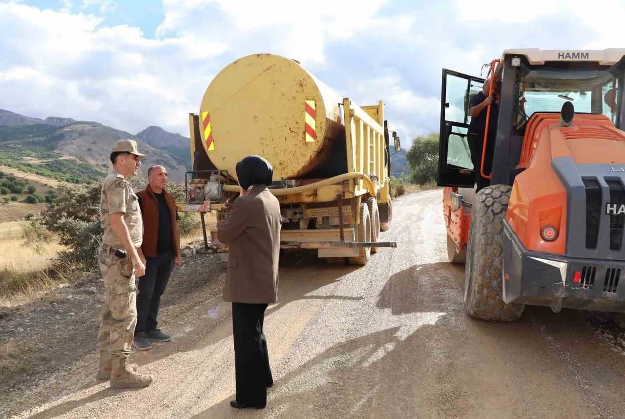 TERCAN KAYMAKAMI NESLİHAN KISA DUMAN, KEMERÇAM KÖYÜ YOLUNDA GERÇEKLEŞTİRİLEN 1. KAT SATHİ KAPLAMA...