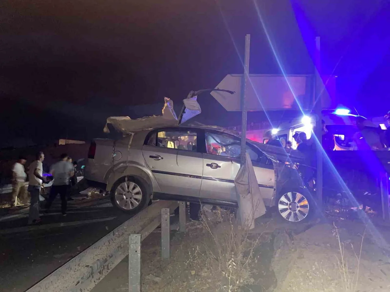 MALATYA’DA REFÜJE ÇARPAN OTOMOBİLİN SÜRÜCÜSÜ HAYATINI KAYBETTİ