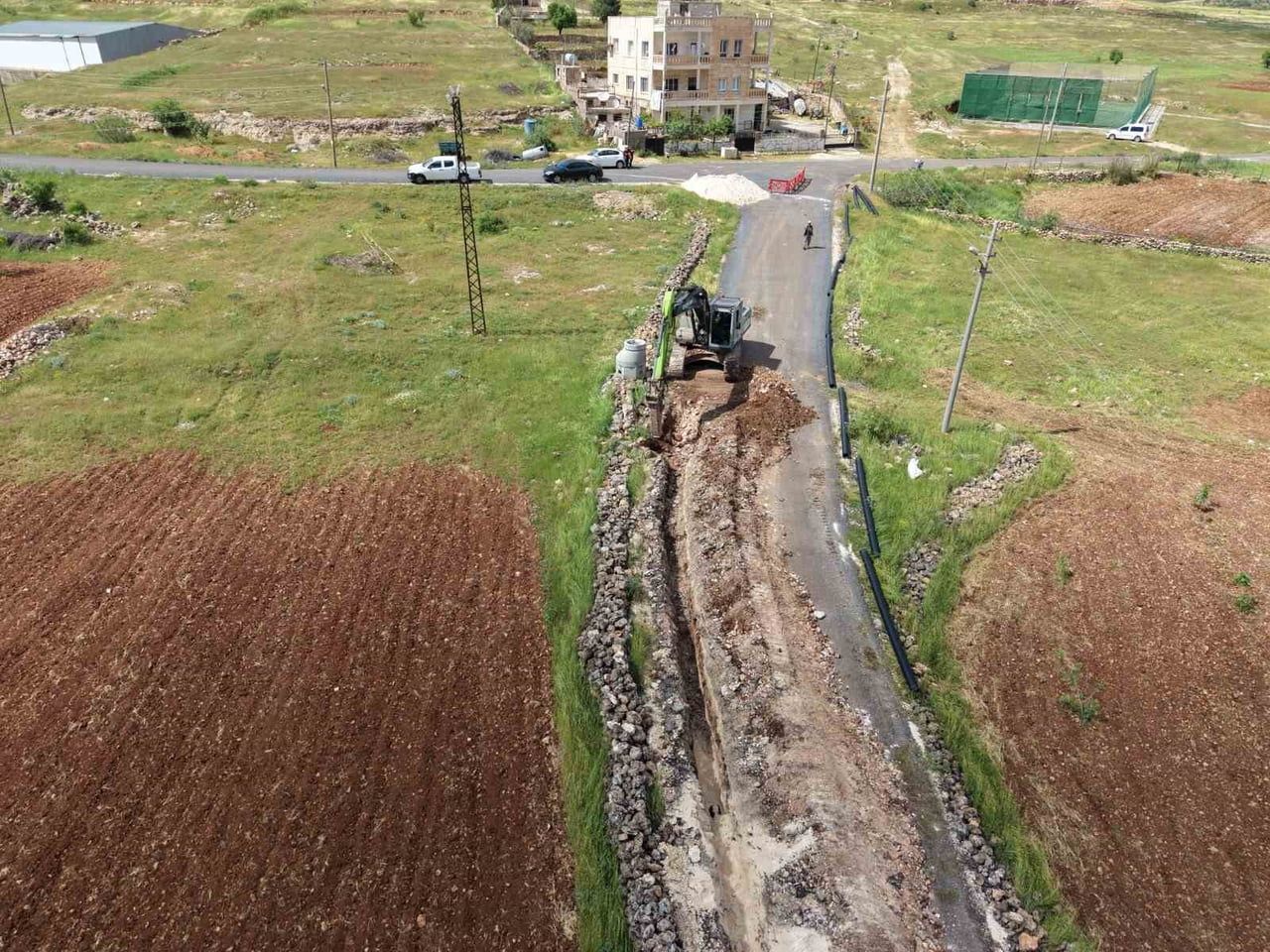 MARDİN’DE BİR MAHALLEDE DAHA ATIKSU DÖŞEME ÇALIŞMALARINI TAMAMLADI