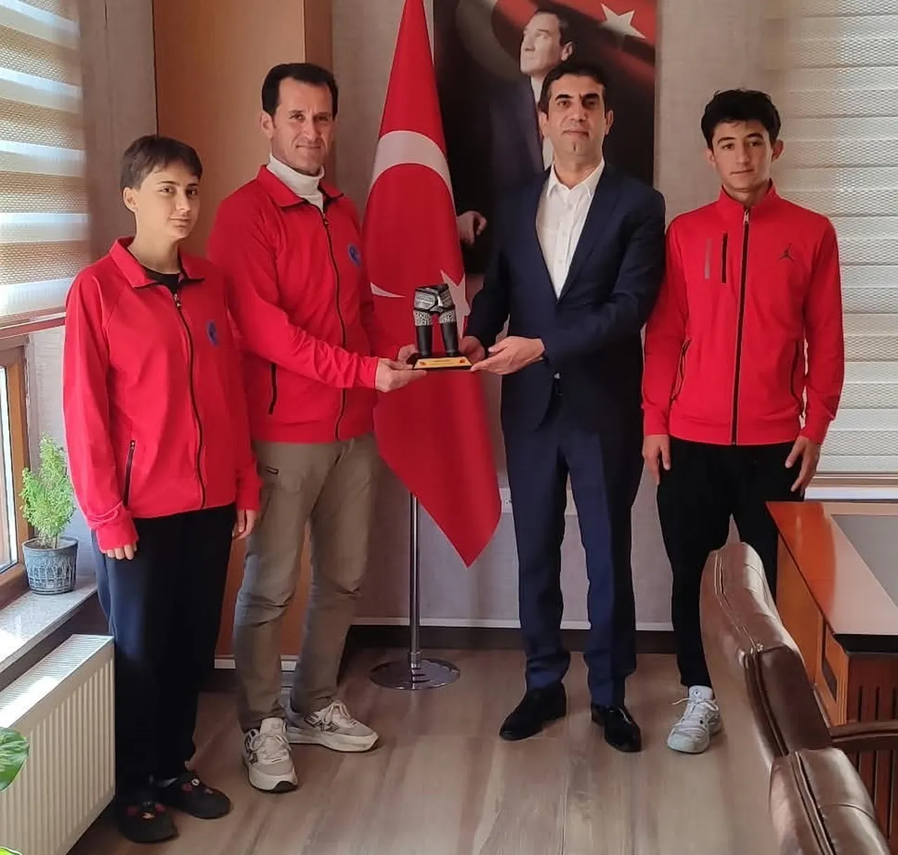 PAZARLAR SPOR LİSESİ SPOR KULÜBÜ’NDEN VALİ YARDIMCISI KAZEZ’E ZİYARET
