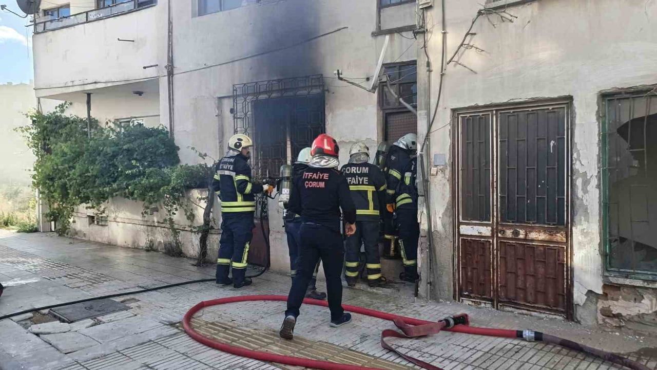 3 KATLI APARTMANIN GİRİŞ KATINDA MEYDANA GELEN YANGINDA İTFAİYE EKİPLERİ MÜDAHALEDE BULUNDU