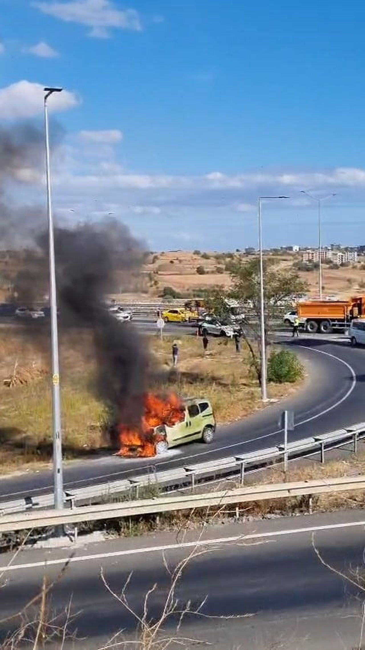 TEKİRDAĞ’IN SÜLEYMANPAŞA İLÇESİNDE SEYİR HALİNDEKİ BİR ARAÇ, MURATLI KAVŞAĞI’NDA ALEVLERE TESLİM...