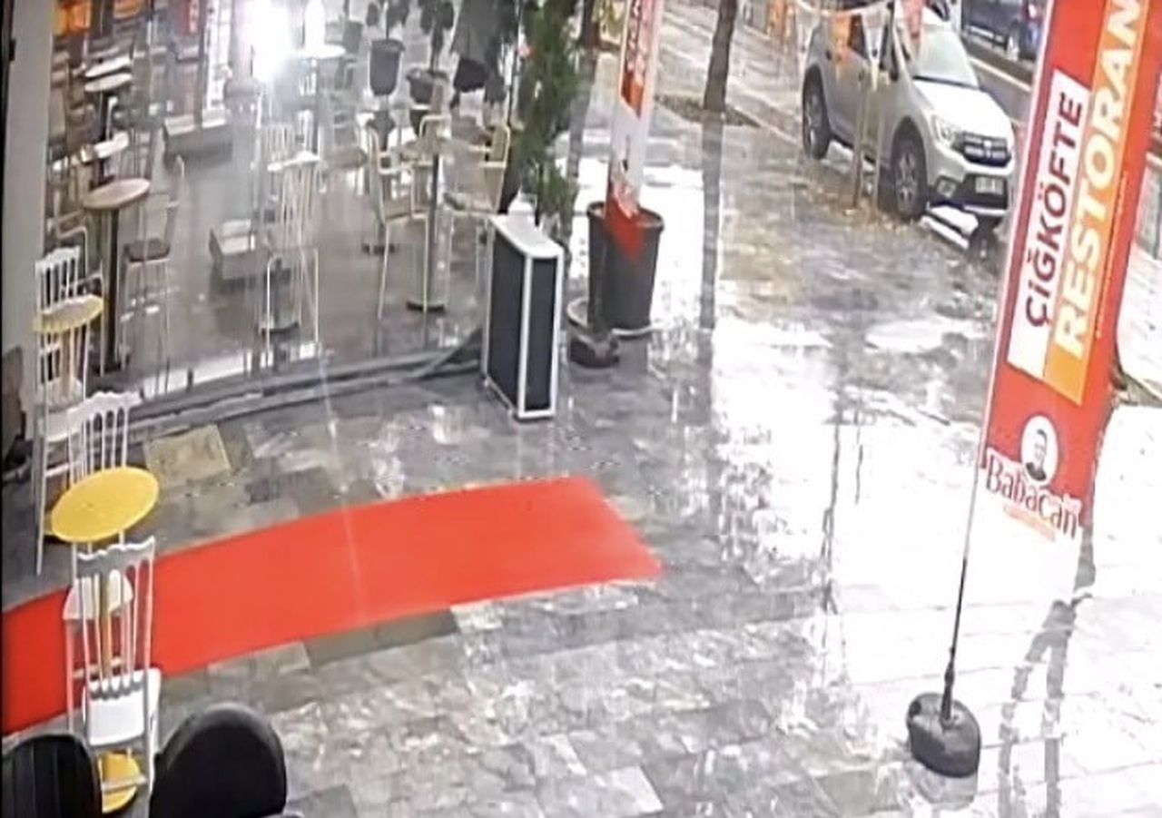 SAKARYA’NIN ADAPAZARI İLÇESİNDE KONTROLDEN ÇIKAN OTOMOBİL, KALDIRIMA ÇIKARAK BİR KAFENİN AÇIK...