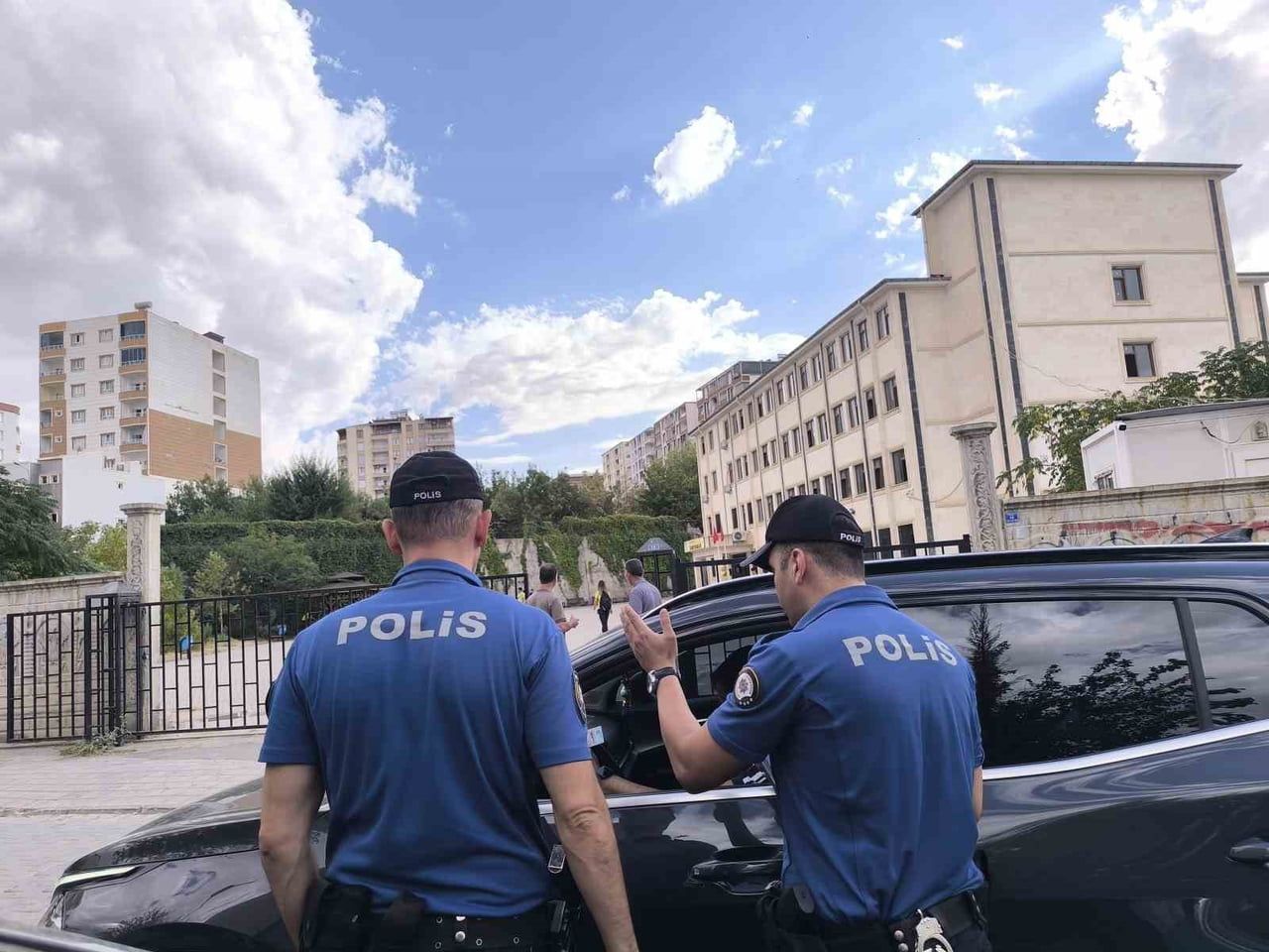 KURTALAN’DA OKULLARDA GÜVENLİK ALARMI POLİS EKİPLERİ OKUL ÖNÜNDEN GEÇEN ARAÇLARDA GBT...