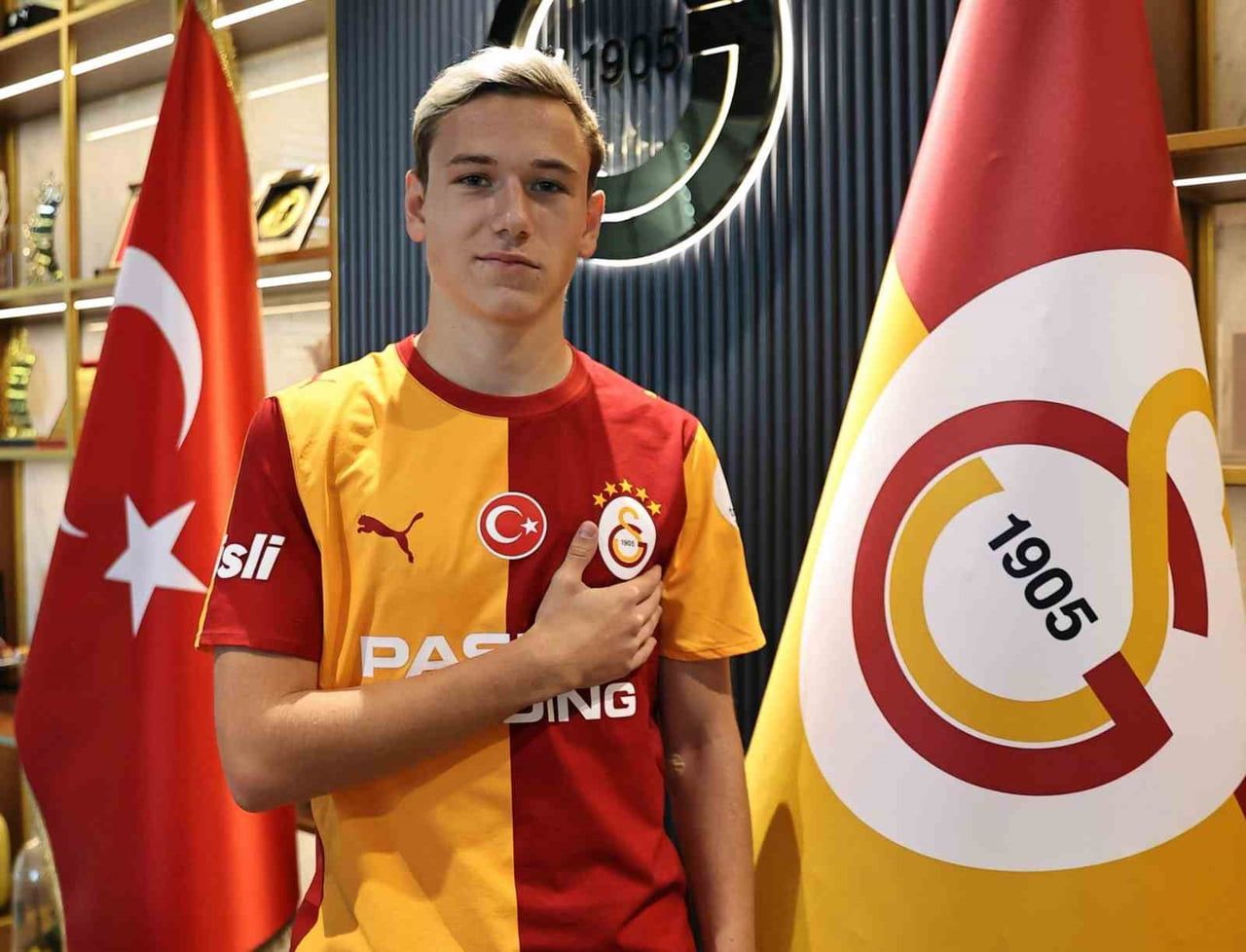 GALATASARAY'IN YENİ TRANSFERİ 21 YAŞINDAKİ FUTBOLCU ALEKSEY BATRAKOV, SARI-KIRMIZILILARIN...