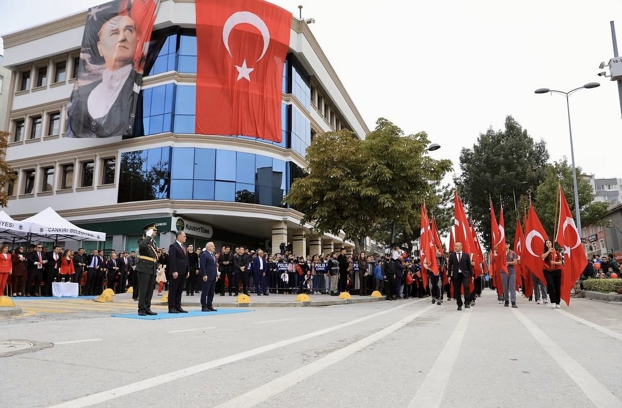 ÇANKIRI’DA CUMHURİYET BAYRAMI DÜZENLENEN TÖRENLERLE KUTLANDI.