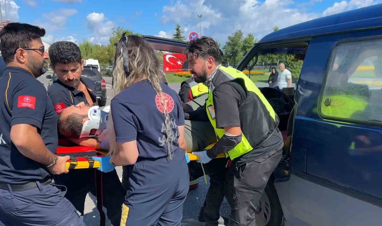 SEDYEYE ALINAN YARALI SÜRÜCÜ, KARA AMBULANSIYLA GAZİ DEVLET HASTANESİ'NE KALDIRILDI.