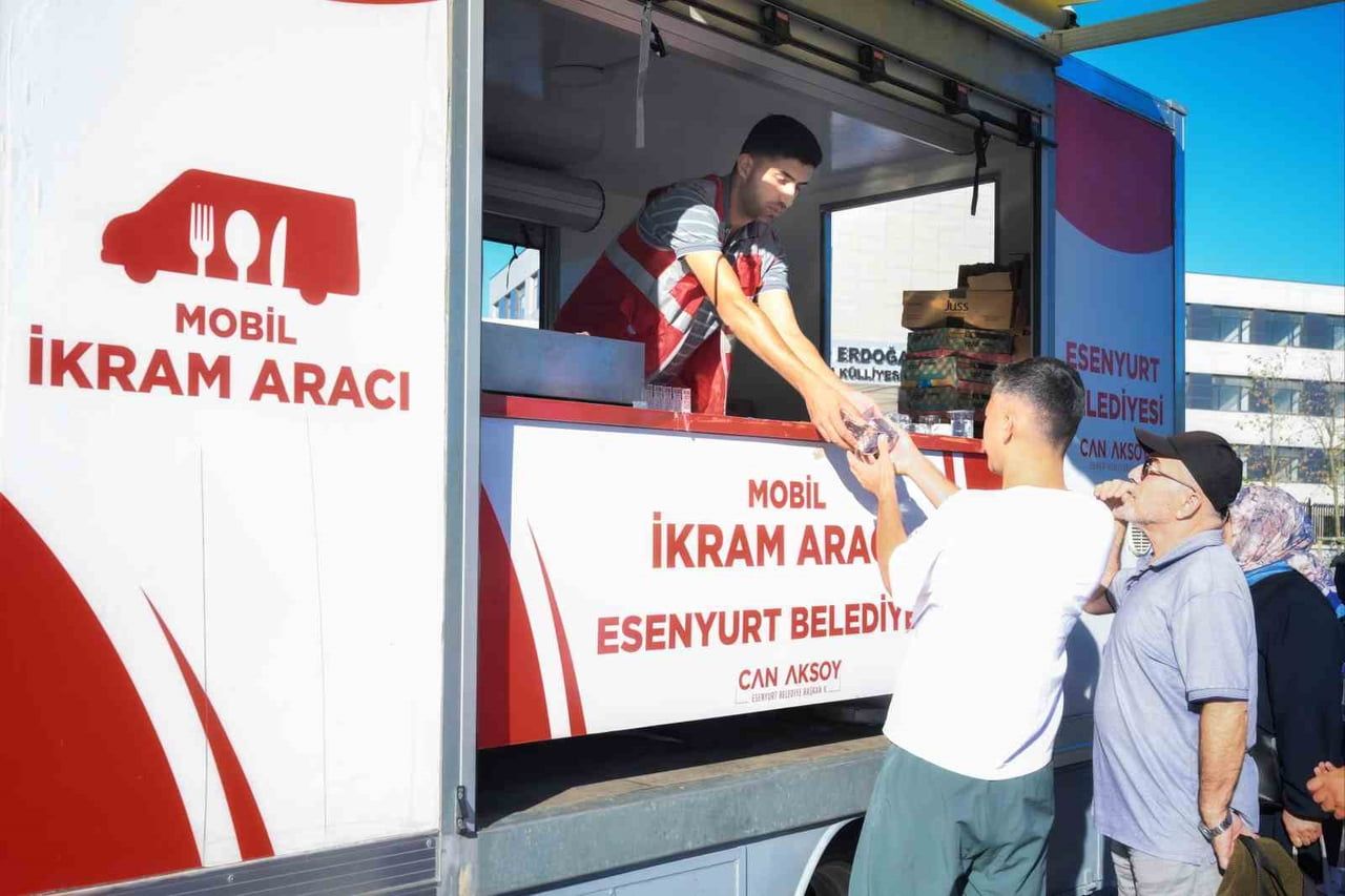 SINAVLARIN YAPILDIĞI OKULLARIN ÖNLERİNE MOBİL İKRAM ARAÇLARI KONUMLANDIRAN BELEDİYE EKİPLERİ...