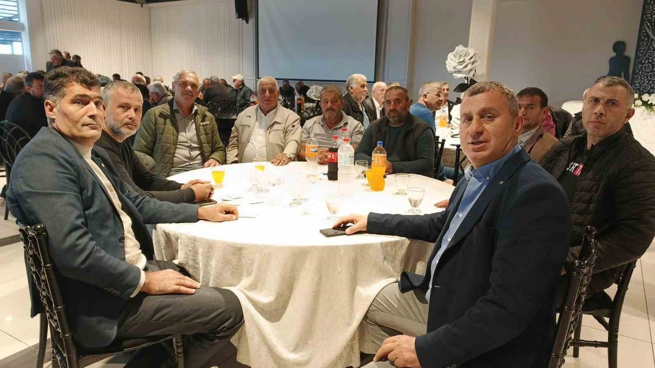 SAMSUN BAFRA ZİRAAT ODASI BAŞKANI OSMAN TOSUNER, MUHTARLAR VE ÜRETİCİLERLE DÜZENLENEN YEMEKTE BİR...
