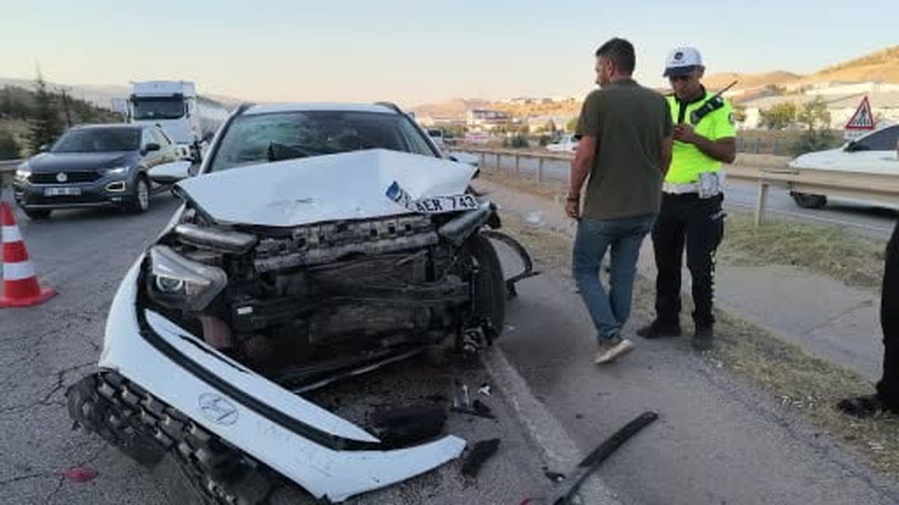 Kırıkkale'de iki otomobil çarpıştı: 4 yaralı
